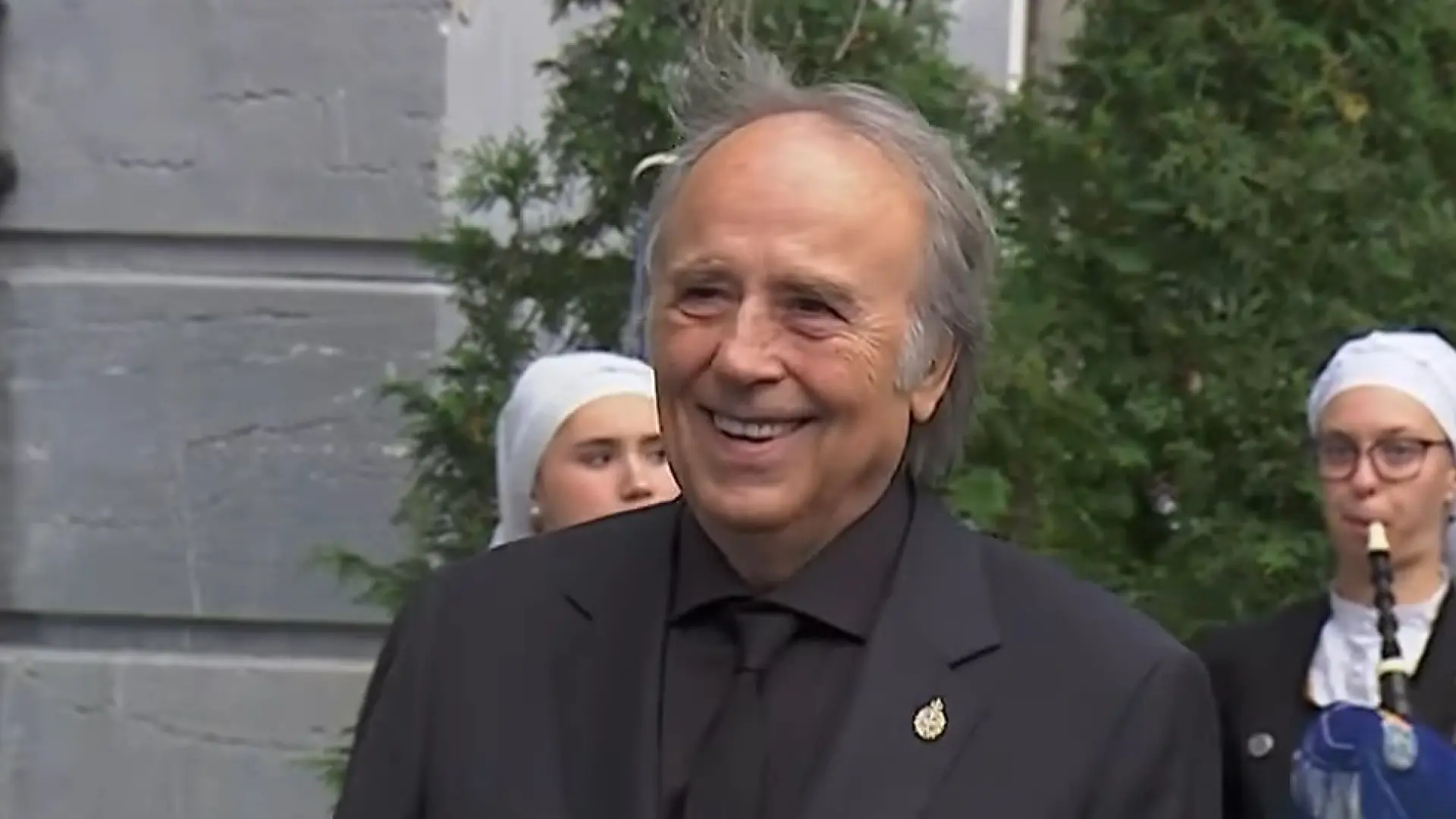 Joan Manuel Serrat, sobre las críticas por cantar en castellano y catalán y de quién es el problema: «Es una cuestión…»