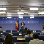 La FAPE ampara a los periodistas Daniel Ríos, de ’20minutos’, y Patricia Romero, de ‘ABC’, tras ser acosados en el Congreso y en redes