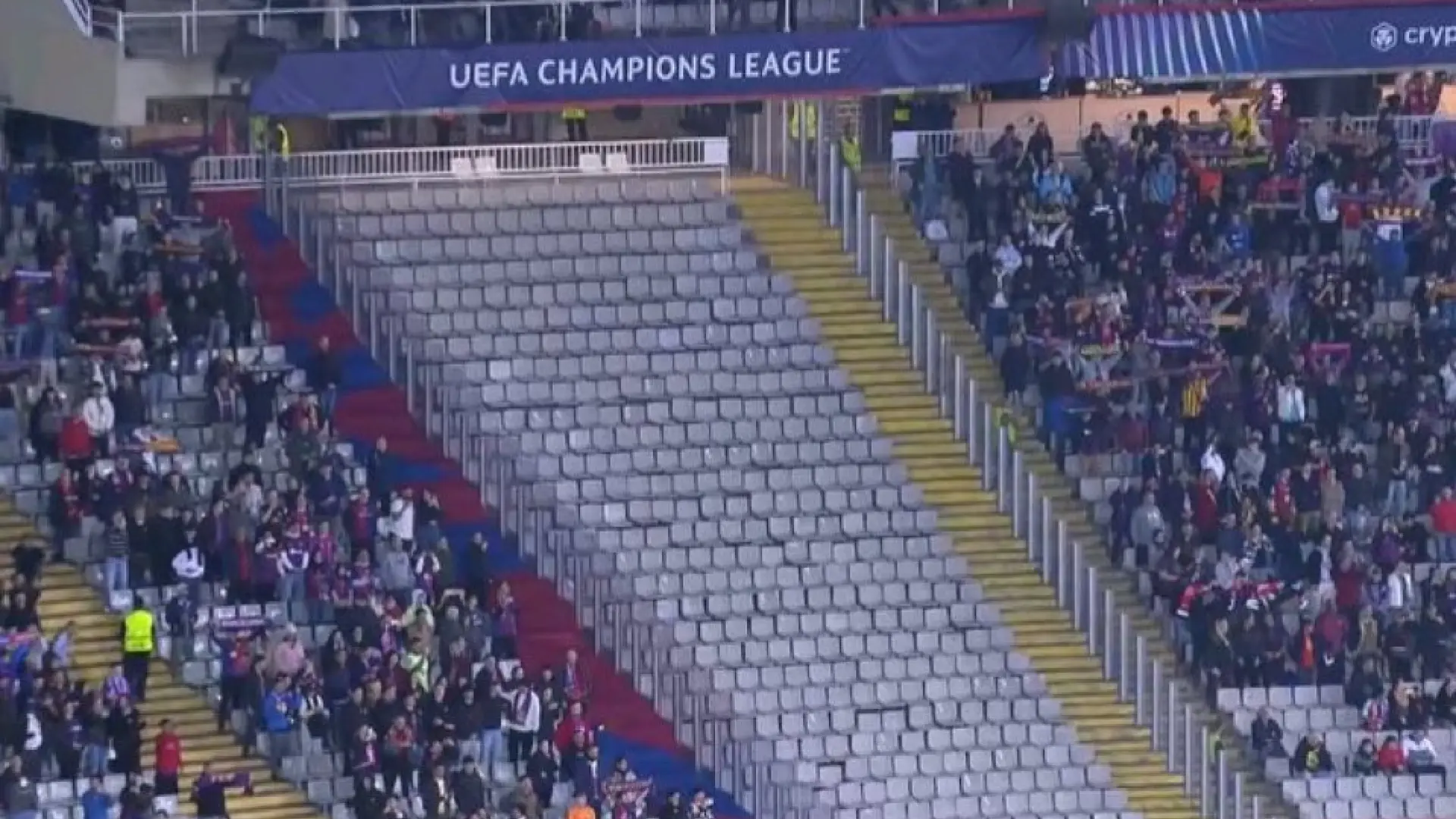 La grada de animación vacía y una invasión de fans del Brest, la imagen que indigna a los culés: «Esto es un cementerio» La grada de animación vacía y una invasión de fans del Brest, la imagen que indigna a los culés: «Esto es un cementerio»