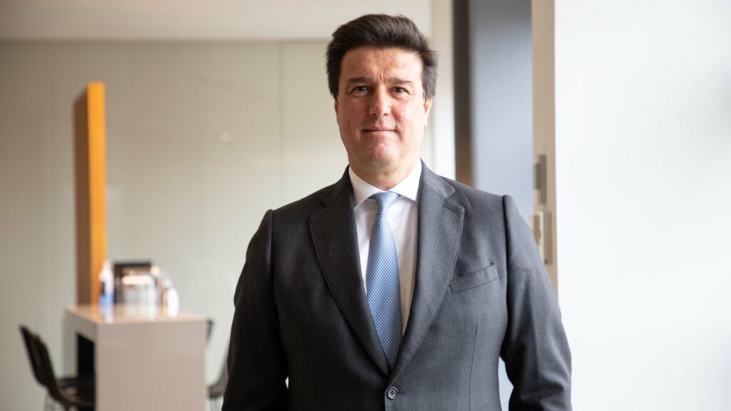 La mayor inmobiliaria del Ibex sopesa sacar su sede de España ante el cerco a las socimis La mayor inmobiliaria del Ibex sopesa sacar su sede de España ante el cerco a las socimis