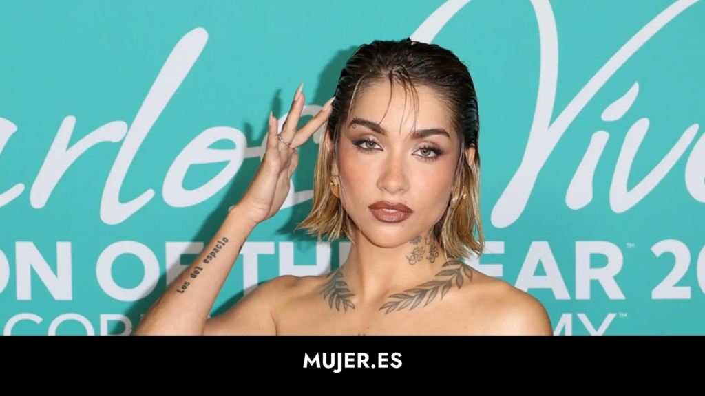 María Becerra impacta con un conjunto superajustado dorado en la gala previa a los Latin Grammy