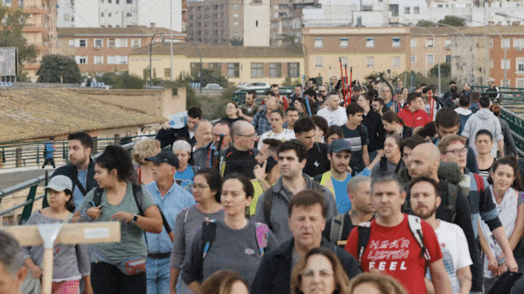 Mazón convoca a los voluntarios este sábado para «organizar» mejor la ayuda a las zonas afectadas por la DANA: «Os necesitamos» Mazón convoca a los voluntarios este sábado para «organizar» mejor la ayuda a las zonas afectadas por la DANA: «Os necesitamos»
