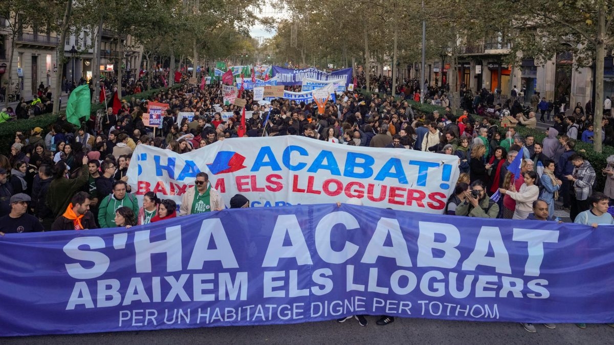 Miles de personas piden en Barcelona una bajada de los alquileres y plantean una huelga Miles de personas piden en Barcelona una bajada de los alquileres y plantean una huelga