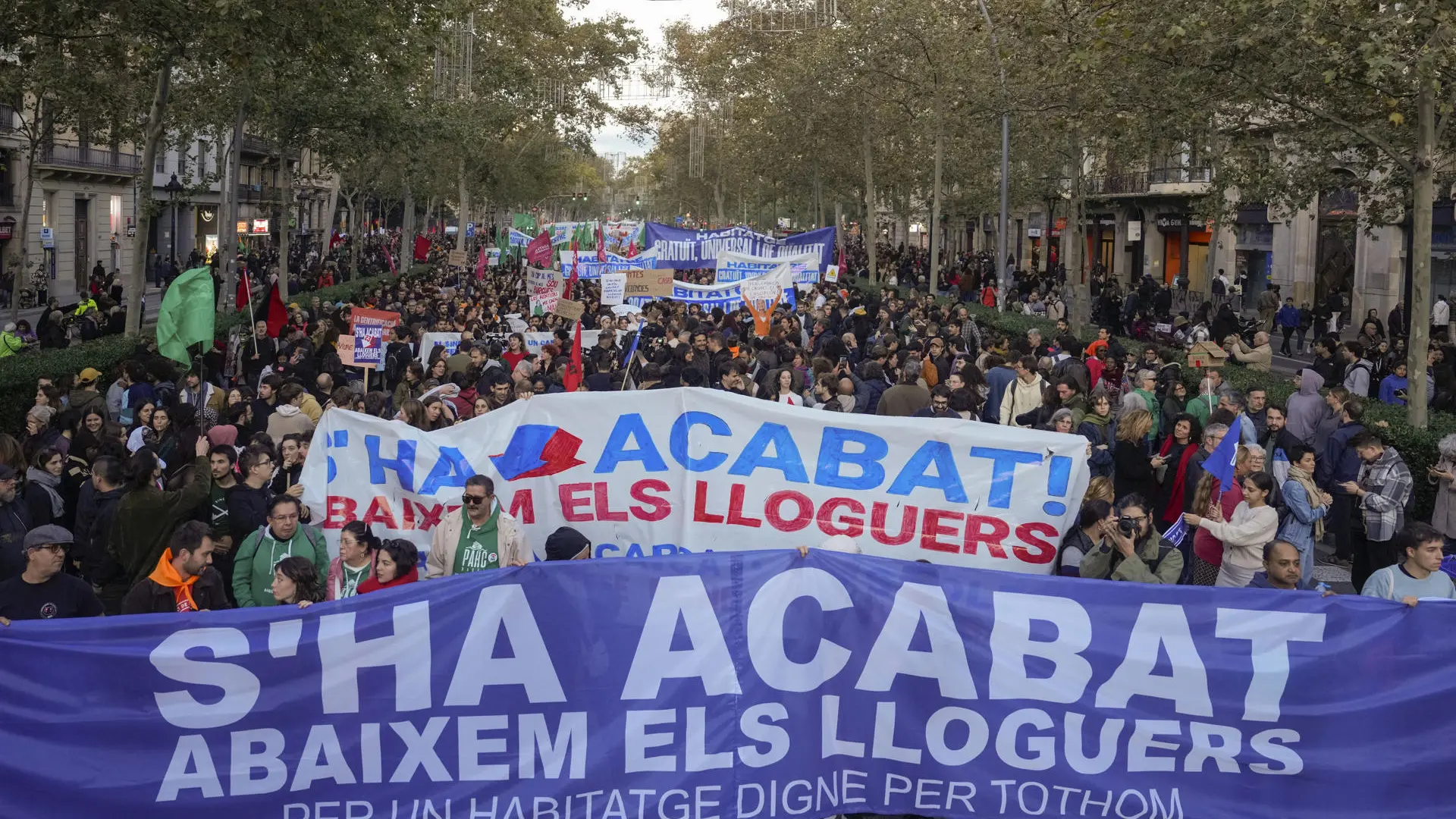 Miles de personas toman las calles de Barcelona para pedir una bajada de los alquileres y plantean una huelga en el pago