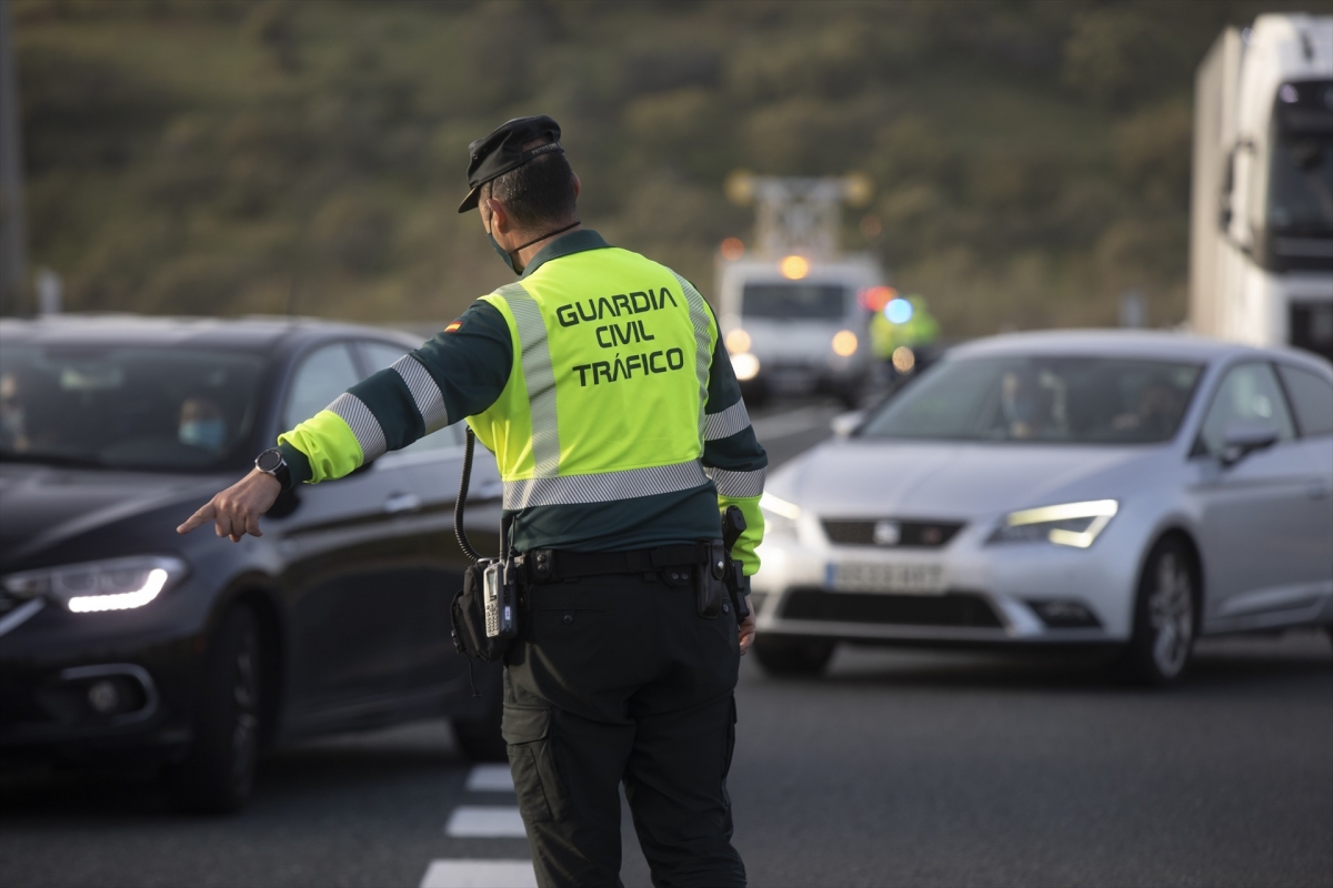 Sánchez oficializa en el BOE la salida de la Guardia Civil de Tráfico de Navarra en pleno puente de la Constitución