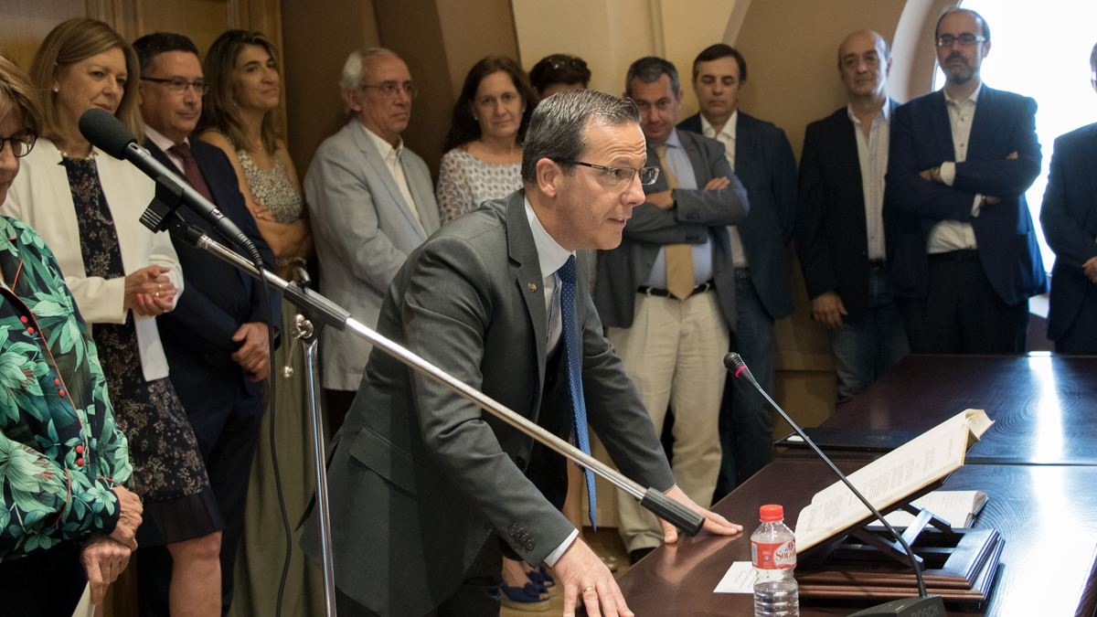 Un vicerrector de la Complutense denuncia al decano de Periodismo por pedir información sobre la cátedra de Begoña Gómez Un vicerrector de la Complutense denuncia al decano de Periodismo por pedir información sobre la cátedra de Begoña Gómez
