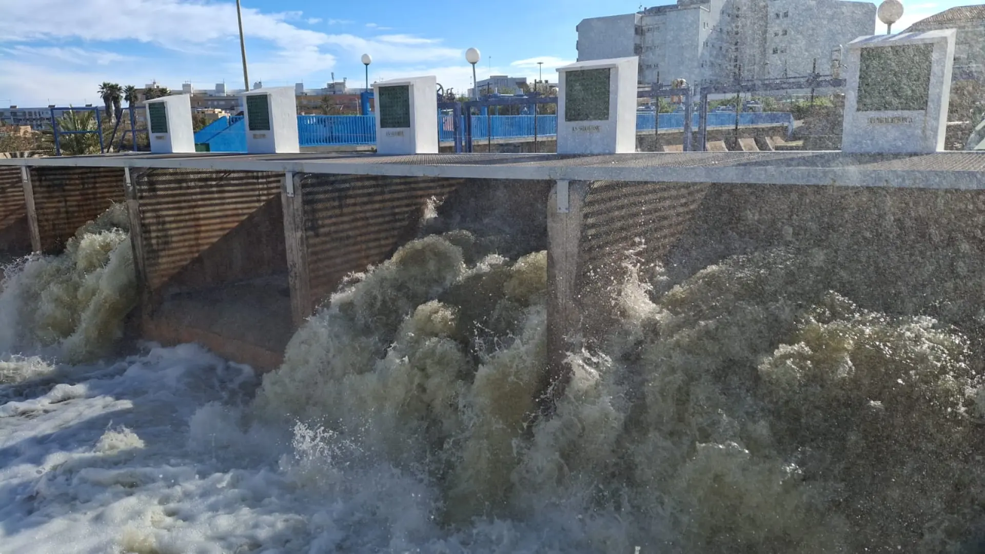 Valencia reduce el nivel de agua de la Albufera para buscar desaparecidos
