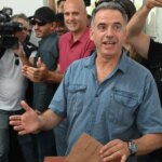 Yamandú Orsi, de izquierda, será el próximo presidente de Uruguay, según las proyecciones