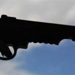 Escolta habría asesinado con once disparos a su jefe dentro de un carro