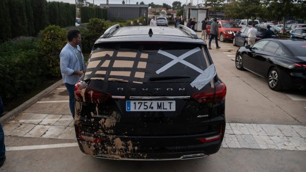 La Guardia Civil abre una investigación por los daños al coche de la comitiva de Pedro Sánchez La Guardia Civil abre una investigación por los daños al coche de la comitiva de Pedro Sánchez