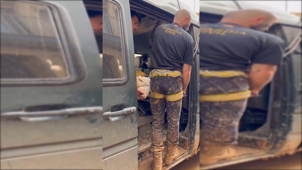 Milagro en la zona cero de la DANA: la Guardia Civil rescata a un discapacitado que llevaba días postrado en su cama Milagro en la zona cero de la DANA: la Guardia Civil rescata a un discapacitado que llevaba días postrado en su cama
