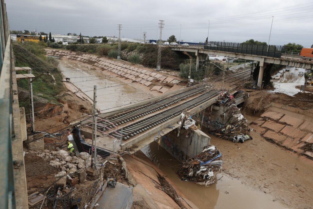 Valencia cancela todas las clases y restringe el movimiento por la alerta roja de la AEMET Valencia cancela todas las clases y restringe el movimiento por la alerta roja de la AEMET