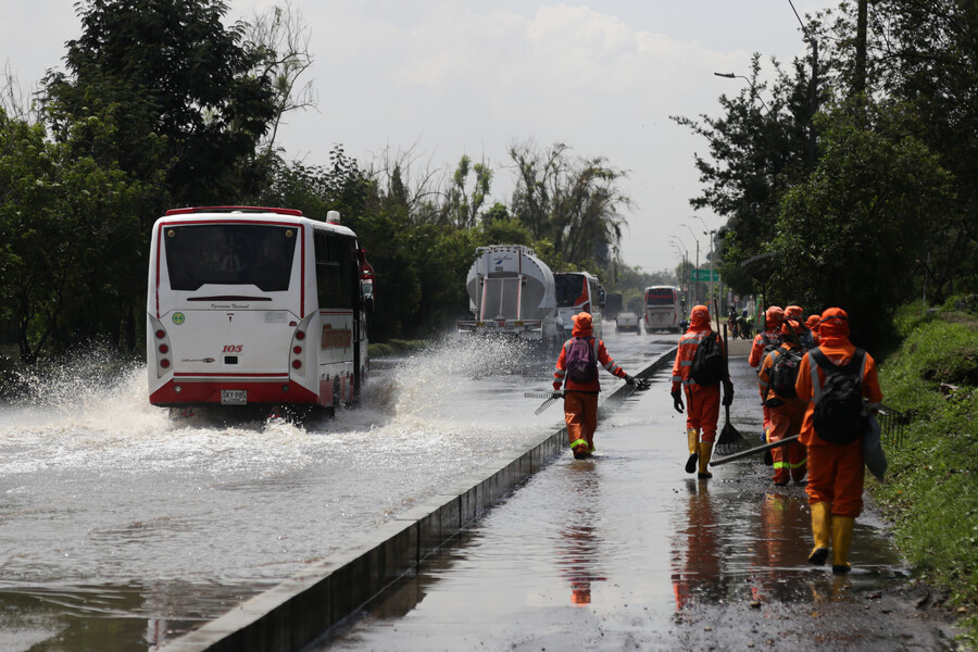 Caos por lluvias en Bogotá: Daños en viviendas y bloqueos viales preocupan Caos por lluvias en Bogotá: Daños en viviendas y bloqueos viales preocupan