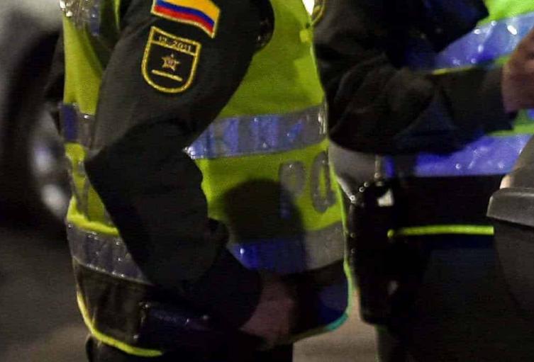 Casa por cárcel para policías que extorsionaron a una comerciante