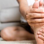 ¿Sufres dolor de pies? Podría ser un síntoma de estos problemas de salud, según un médico