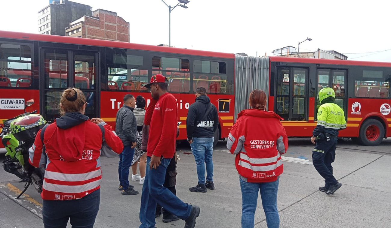 Siniestro vial paraliza la Carrera 30: conductores y usuarios varados