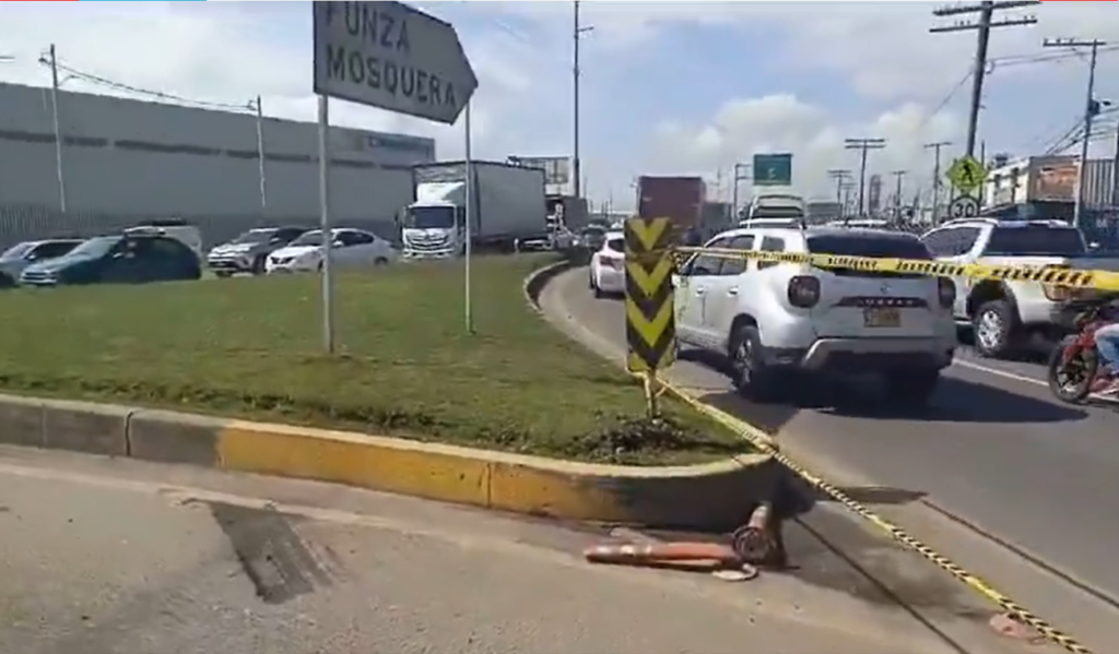 Accidente obliga a conductores a cambiar de ruta: Tránsito cerró glorieta Accidente obliga a conductores a cambiar de ruta: Tránsito cerró glorieta