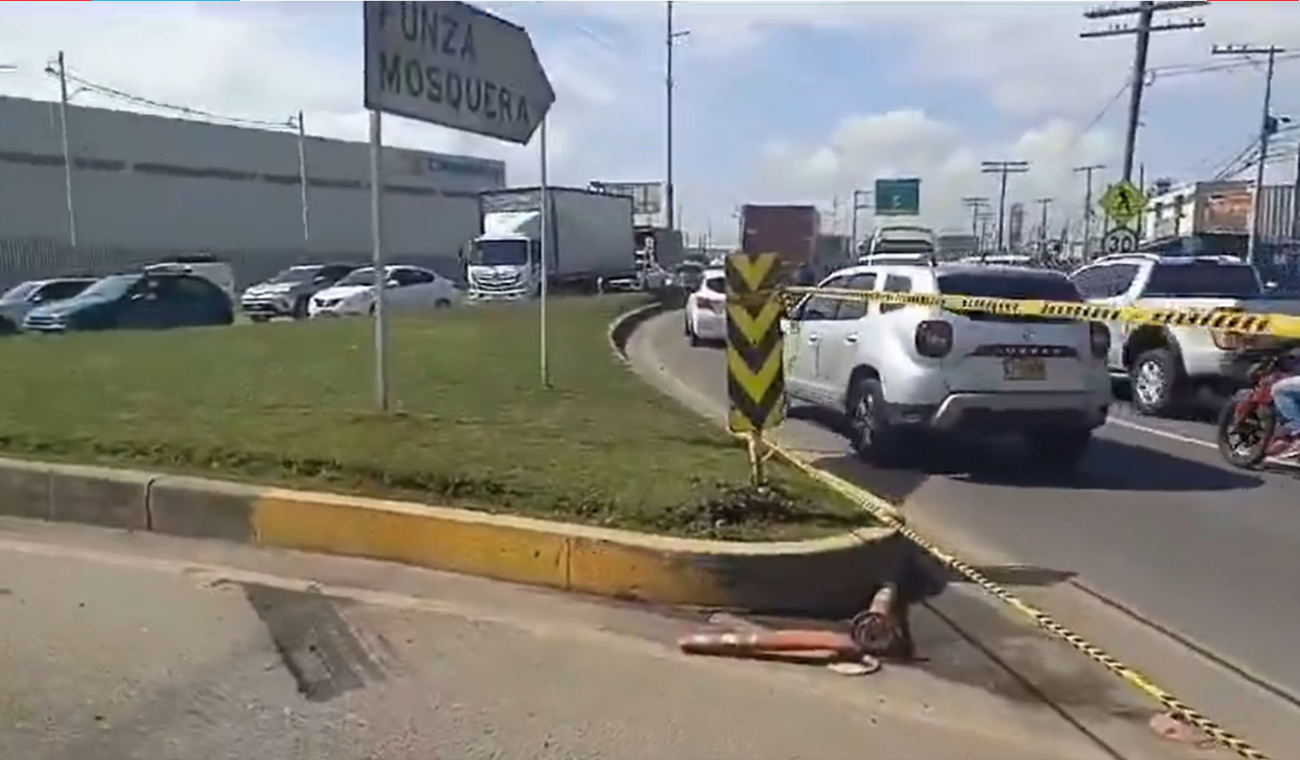 Accidente obliga a conductores a cambiar de ruta: Tránsito cerró glorieta Accidente obliga a conductores a cambiar de ruta: Tránsito cerró glorieta