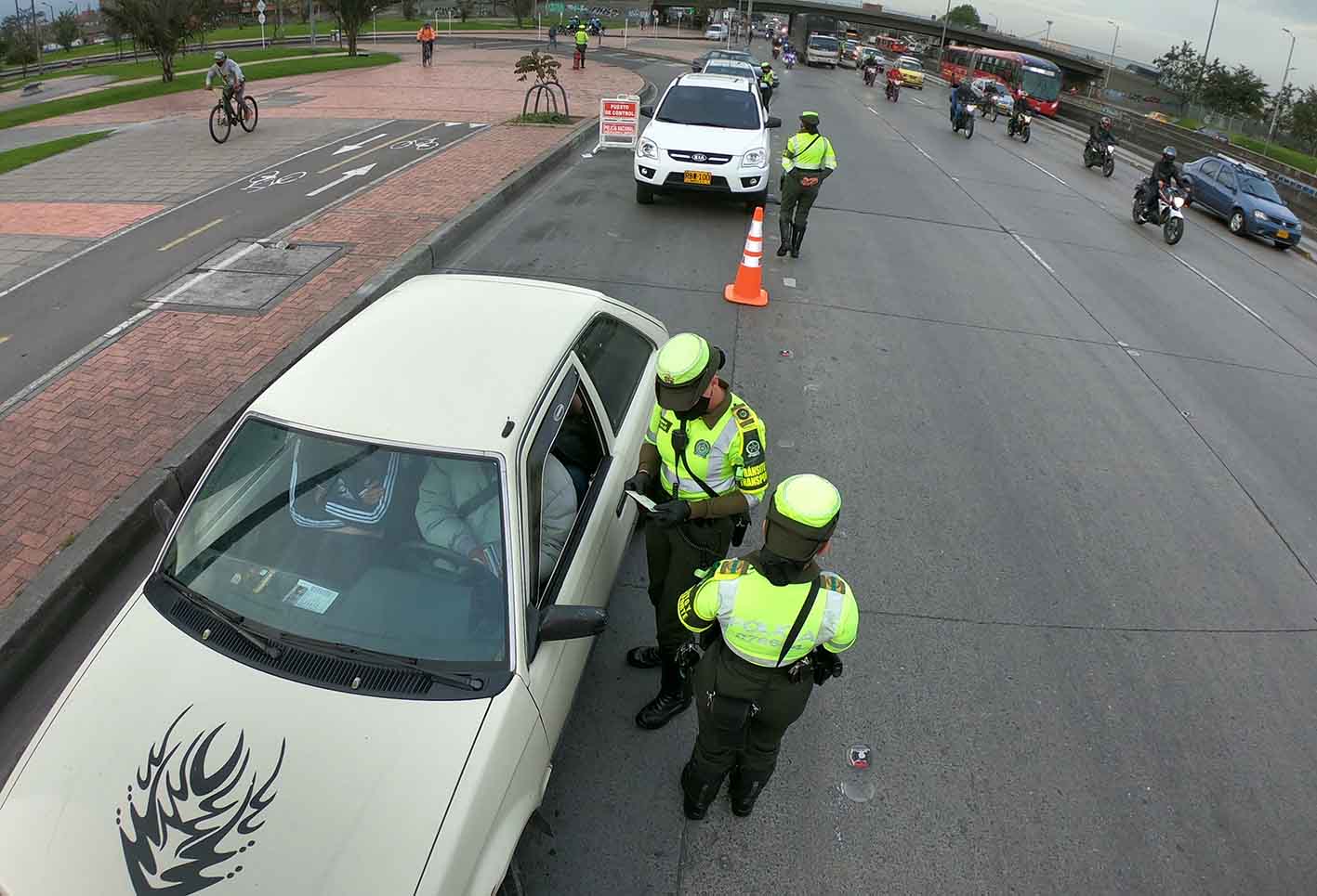 Conductores en Bogotá ya no pagarán multas por dejar el carro en la calle Conductores en Bogotá ya no pagarán multas por dejar el carro en la calle