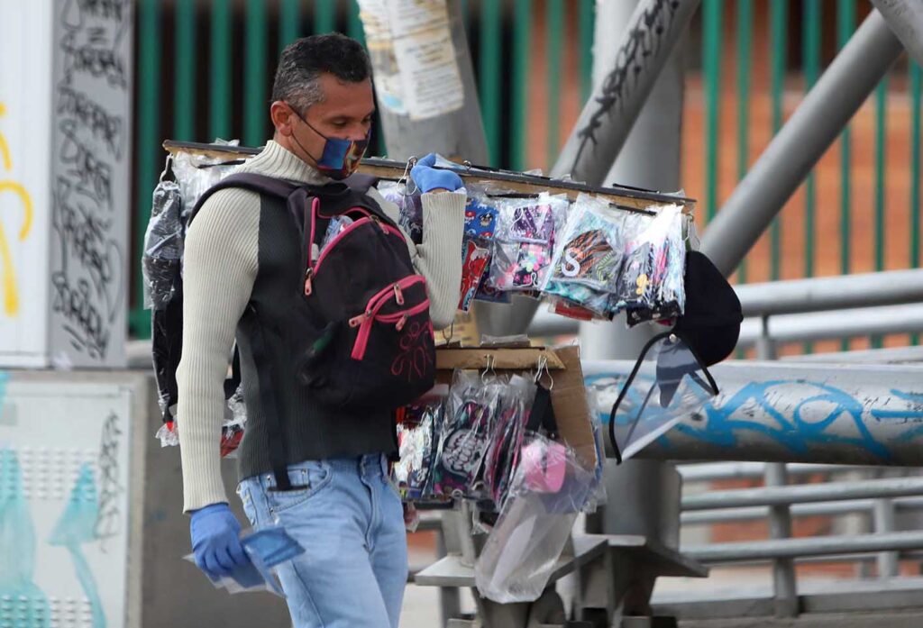 Puentes peatonales sin vendedores ambulantes: Bogotá planea cambio radical Puentes peatonales sin vendedores ambulantes: Bogotá planea cambio radical