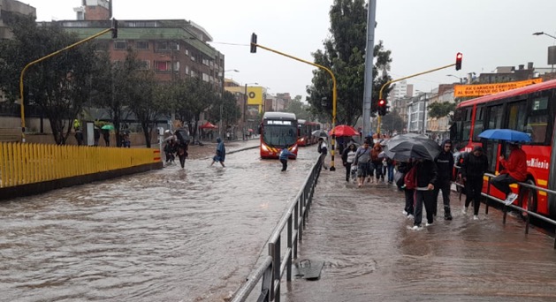 Distrito continúa limpiando la Autopista Norte tras lluvias en Bogotá Distrito continúa limpiando la Autopista Norte tras lluvias en Bogotá