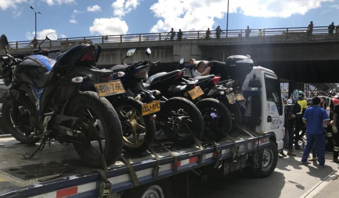 ¿Es legal que se lleven su moto en una grúa junto a otras? Esto dice la ley ¿Es legal que se lleven su moto en una grúa junto a otras? Esto dice la ley