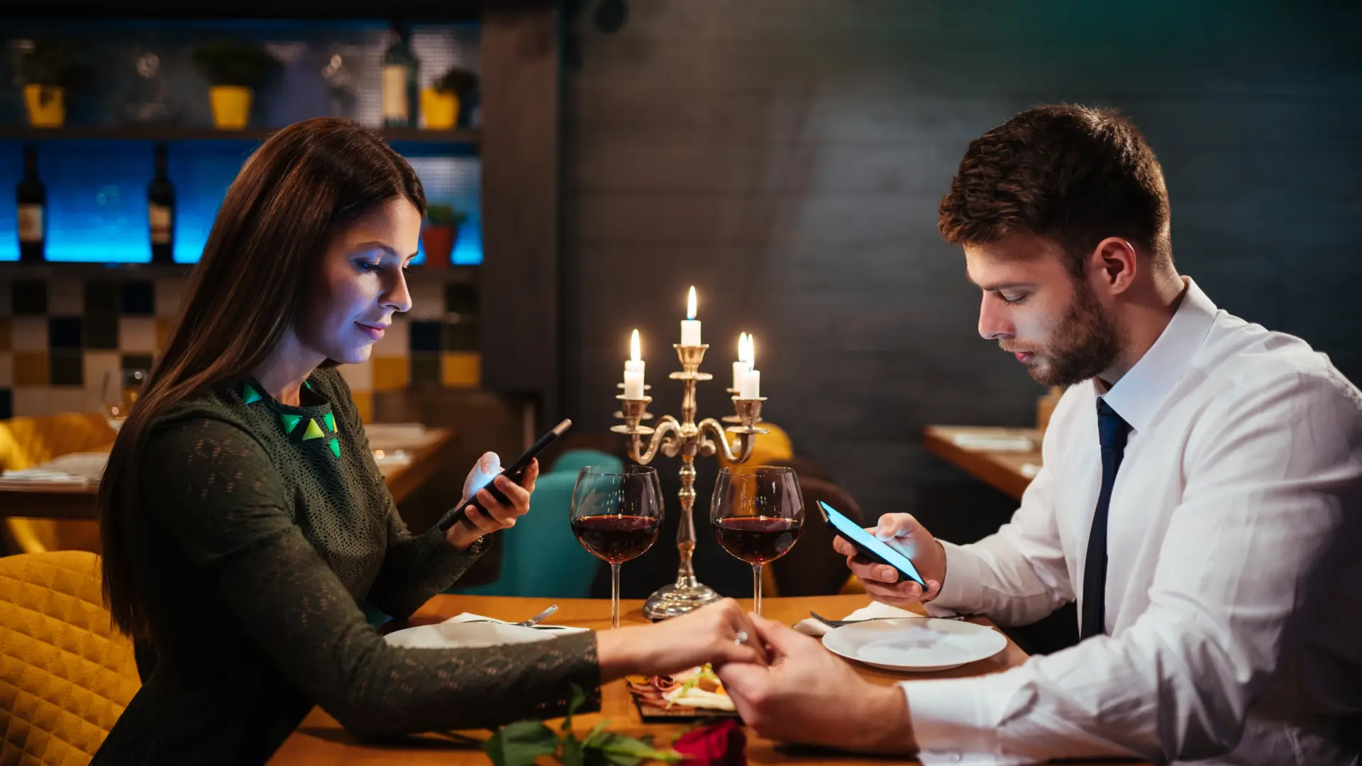 El motivo por el que no deberías usar el teléfono móvil durante las cenas de Navidad El motivo por el que no deberías usar el teléfono móvil durante las cenas de Navidad