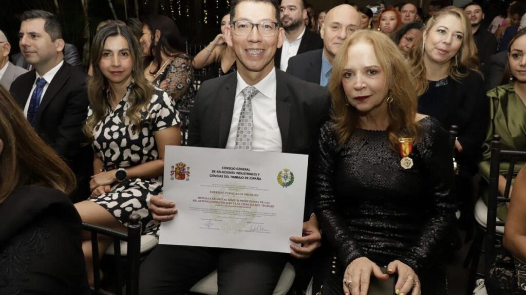 EPM recibe la medalla de oro al mérito por su gestión en el trabajo EPM recibe la medalla de oro al mérito por su gestión en el trabajo