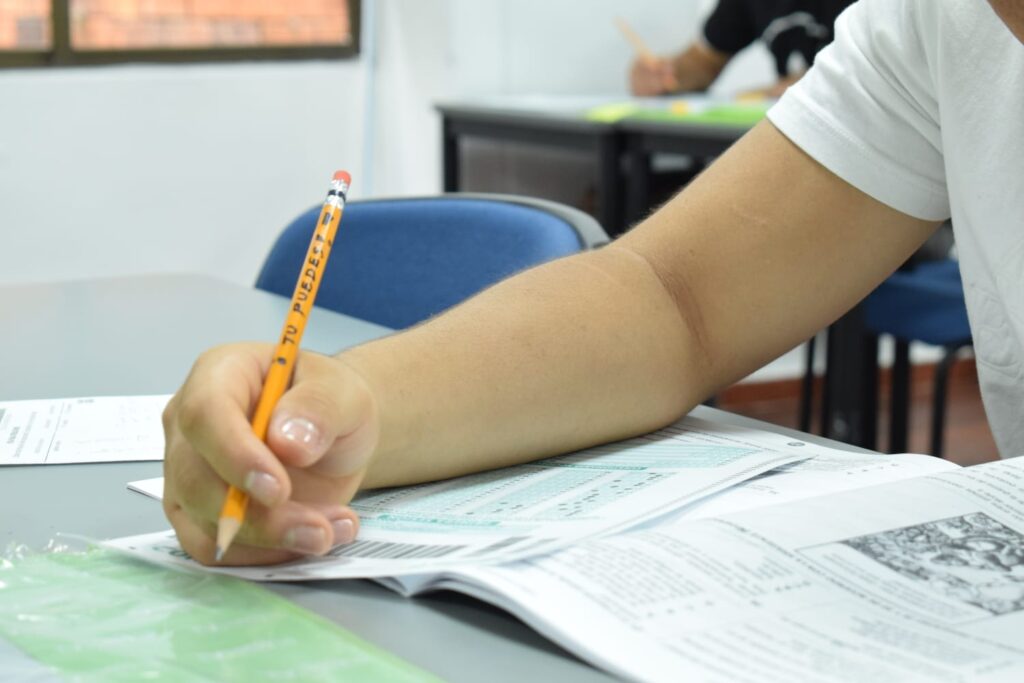 ICFES 2024: Con qué puntaje se pierde el examen; este ha sido el más bajo ICFES 2024: Con qué puntaje se pierde el examen; este ha sido el más bajo
