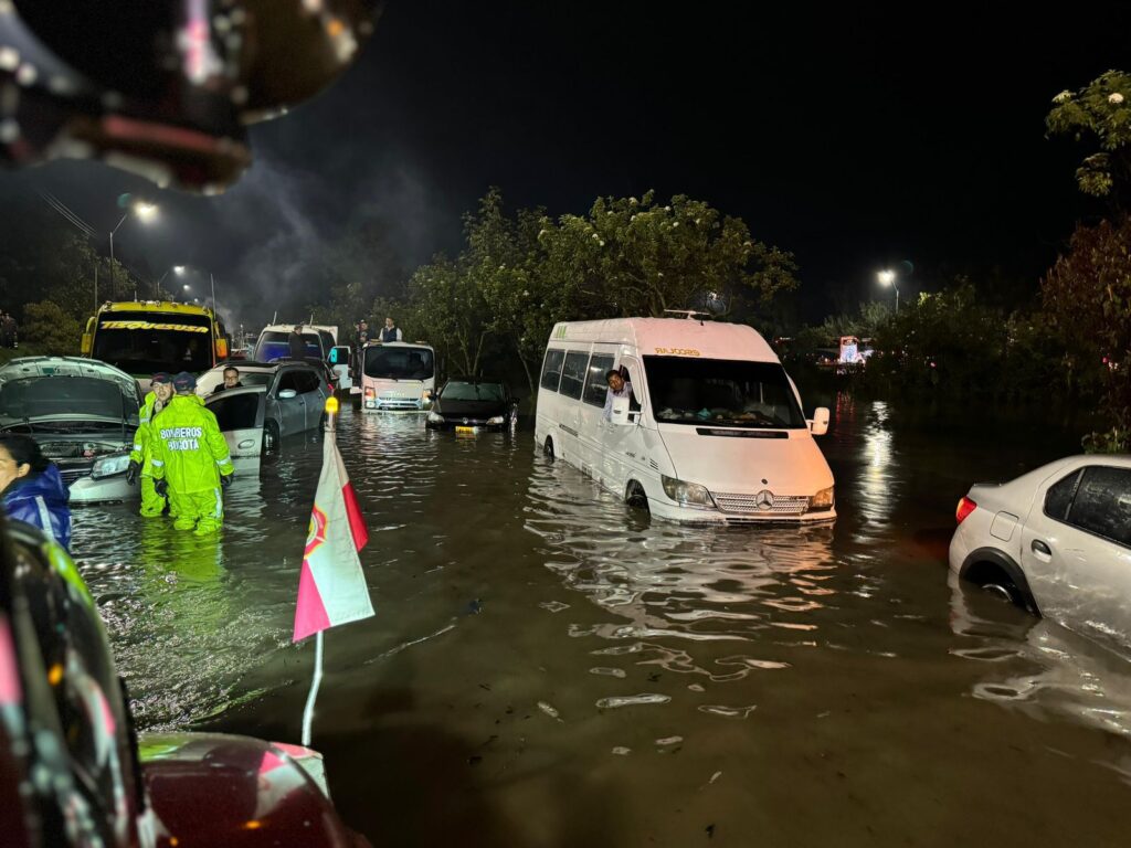 Inundación en Bogotá: héroes en camionetas rescatan carros en la Auto Norte