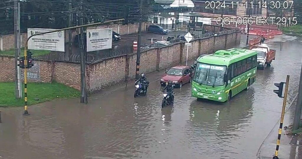 Bogotá bajo el agua: Intensas lluvias causan caos en calles principales Bogotá bajo el agua: Intensas lluvias causan caos en calles principales