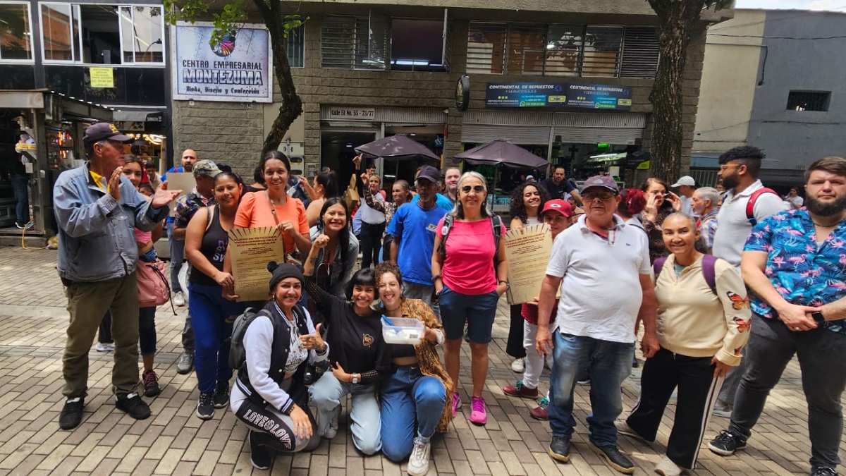Venteros informales de Medellín adelantan un plantón Venteros informales de Medellín adelantan un plantón