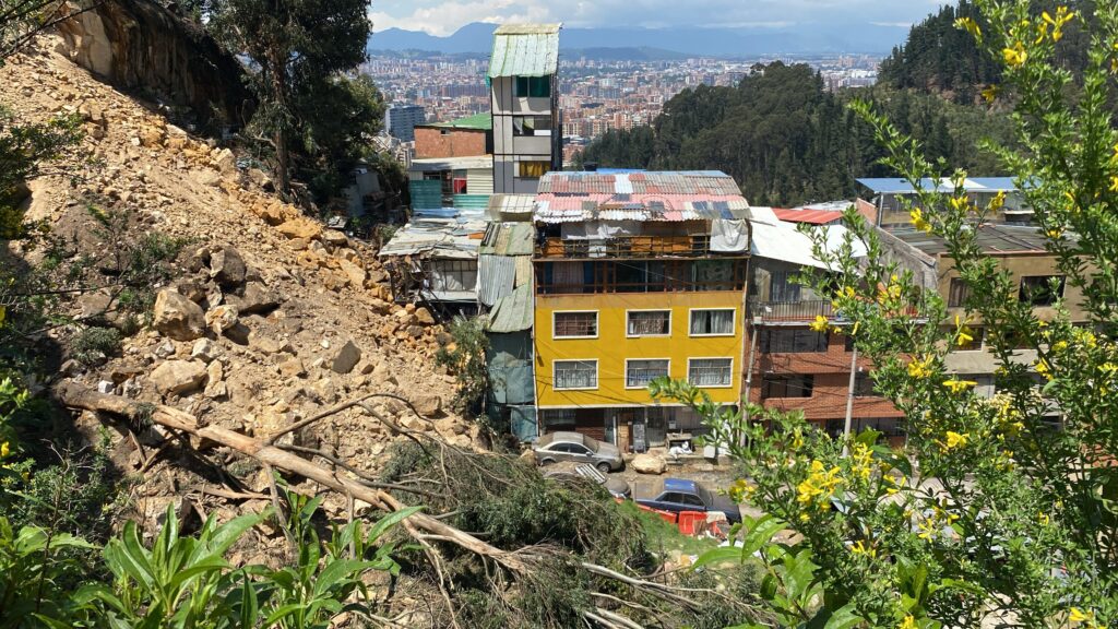 Se derrumbó una montaña y destruye casa al norte de Bogotá Se derrumbó una montaña y destruye casa al norte de Bogotá