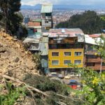 Se derrumbó una montaña y destruye casa al norte de Bogotá Se derrumbó una montaña y destruye casa al norte de Bogotá