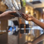 Los pagos con tarjeta y móvil en comercios físicos ganan terreno al uso del efectivo
