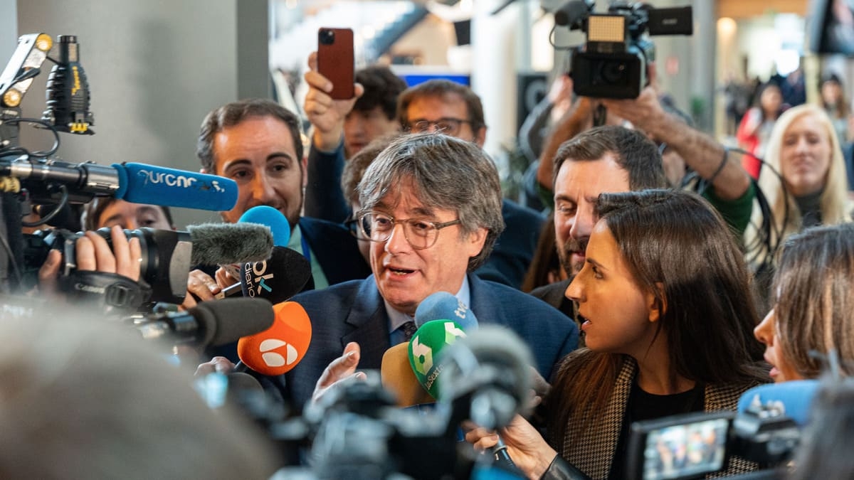 Discrepancias en el PSOE por la conveniencia de que Sánchez se haga una foto con Puigdemont Discrepancias en el PSOE por la conveniencia de que Sánchez se haga una foto con Puigdemont