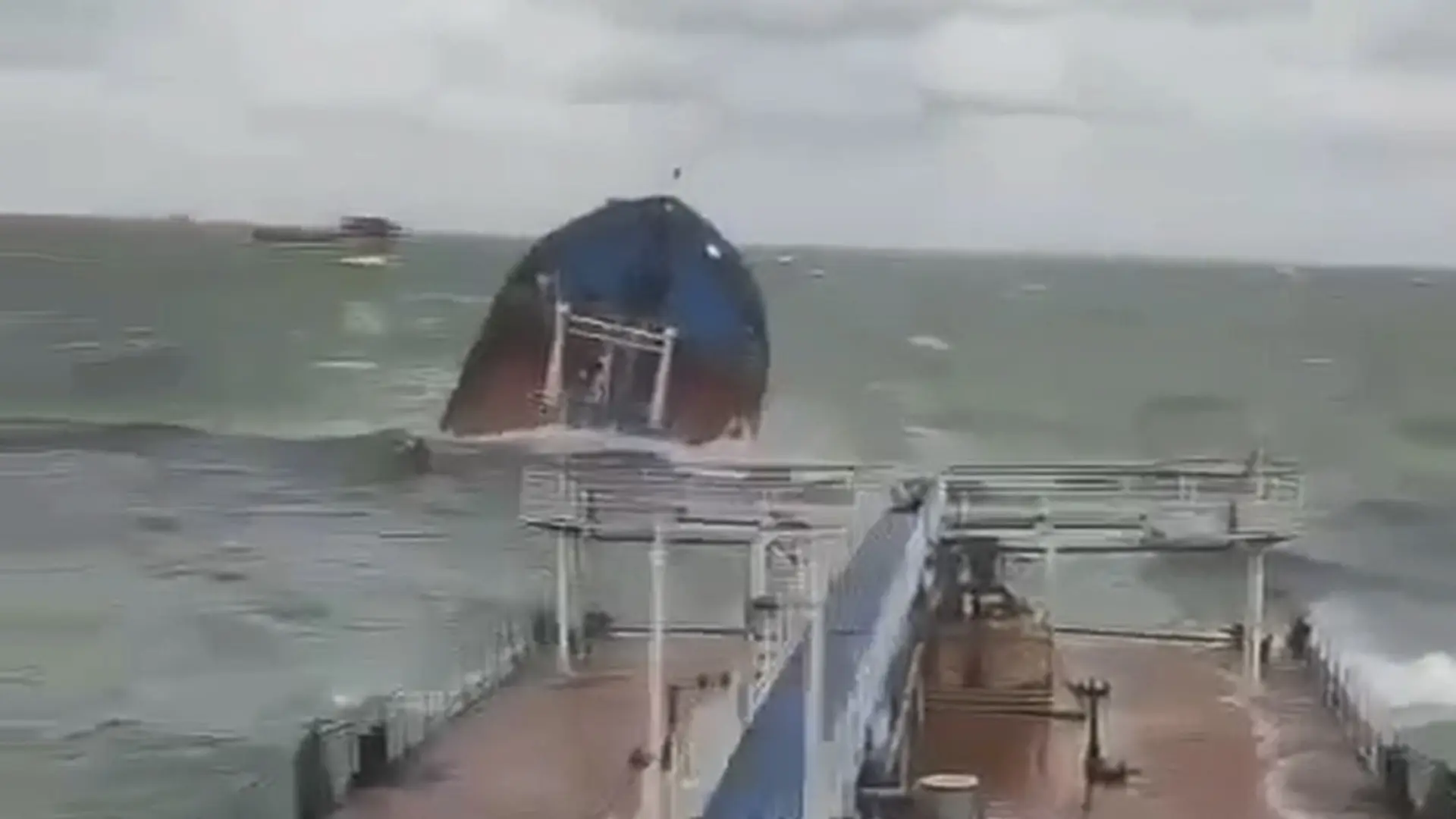 Dos petroleros rusos sufren un accidente y vierten combustible en el estrecho de Kerch