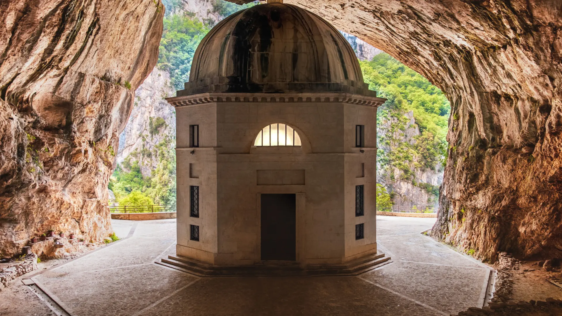El impresionante santuario escondido en el interior de una cueva con más de 200 años de historia El impresionante santuario escondido en el interior de una cueva con más de 200 años de historia