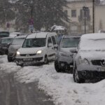 El temporal de nieve complica la operación retorno en las carreteras, deja crecidas en ríos y rachas de viento de 130 km/h