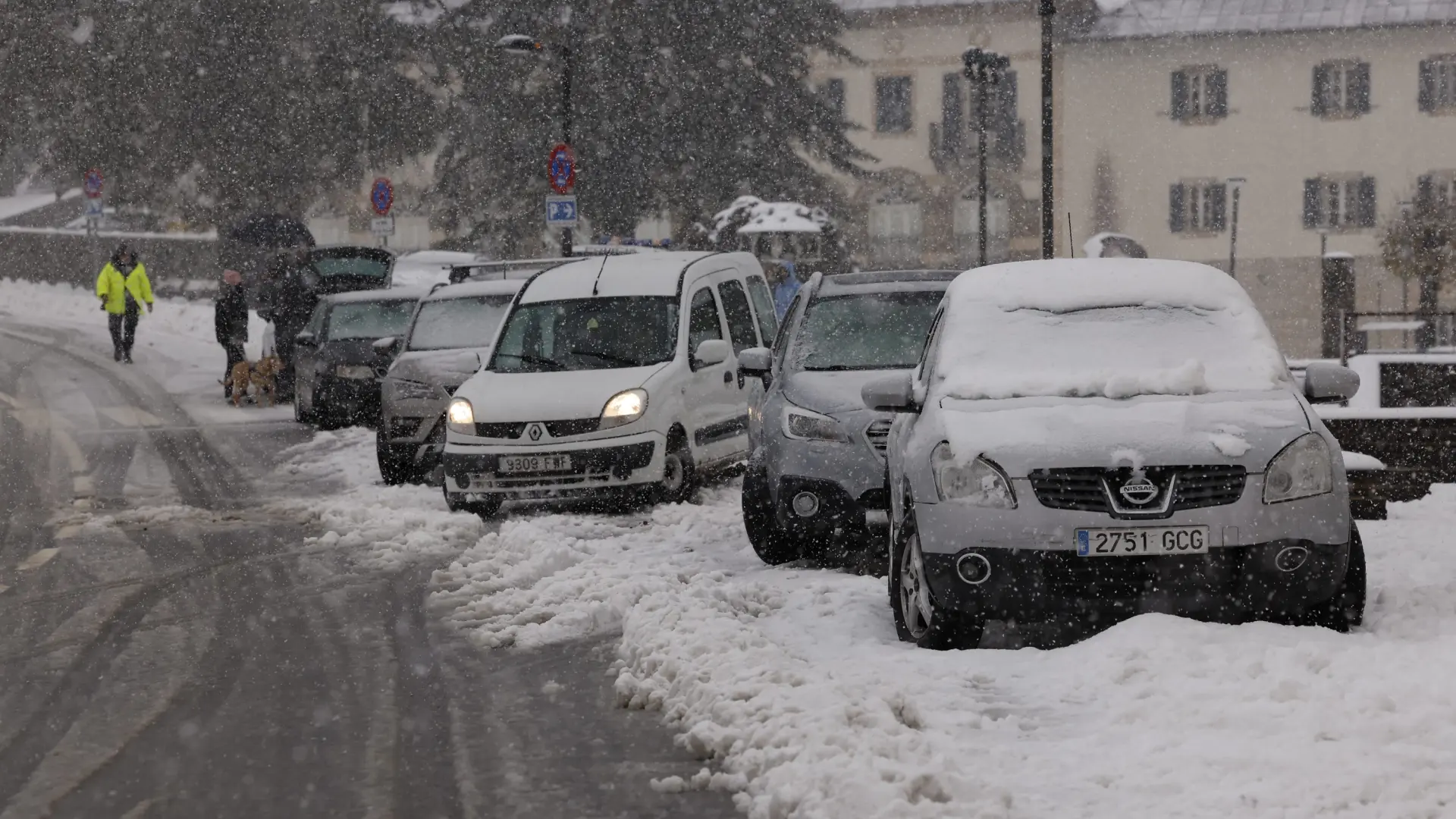 El temporal de nieve complica la operación retorno en las carreteras, deja crecidas en ríos y rachas de viento de 130 km/h El temporal de nieve complica la operación retorno en las carreteras, deja crecidas en ríos y rachas de viento de 130 km/h