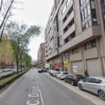 Evacúan en camilla por una ventana a una mujer de 55 años a la que había reanimado su hijo de 11