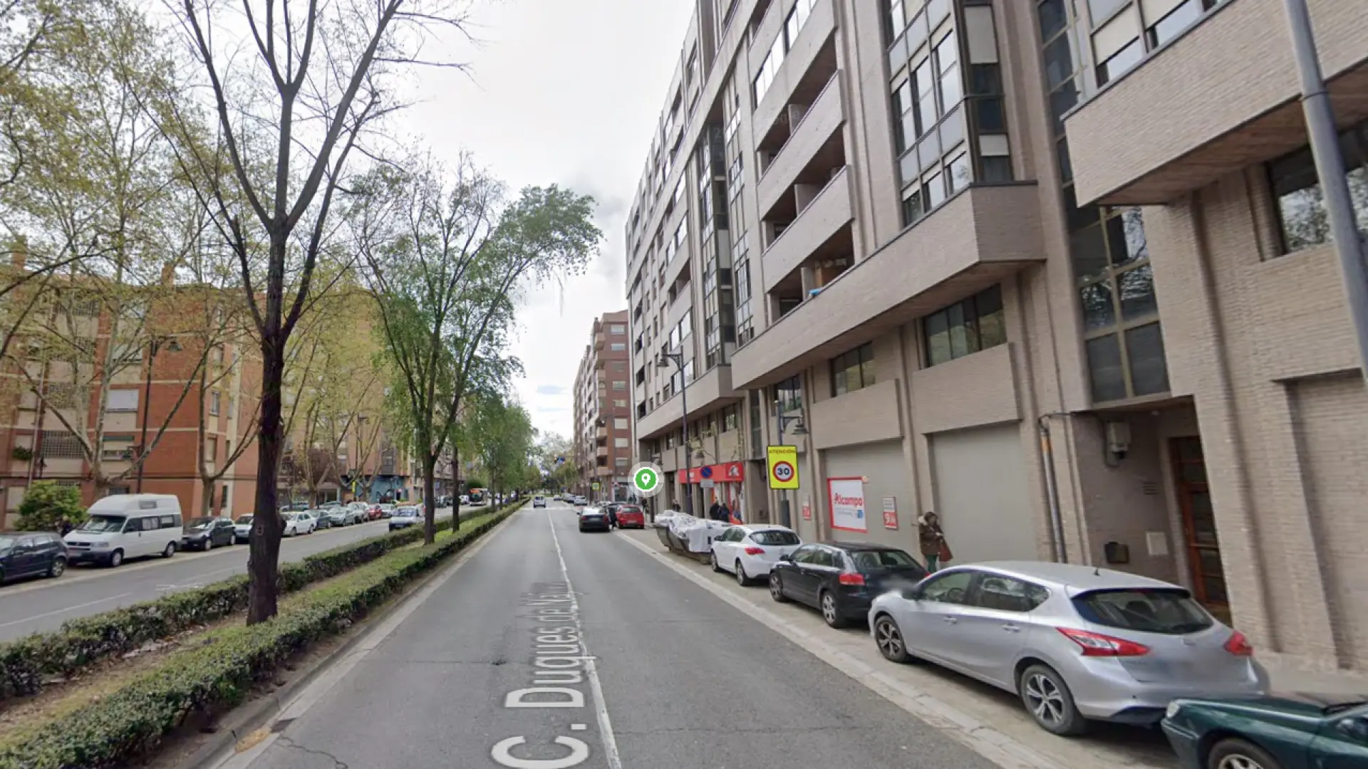 Evacúan en camilla por una ventana a una mujer de 55 años a la que había reanimado su hijo de 11 Evacúan en camilla por una ventana a una mujer de 55 años a la que había reanimado su hijo de 11