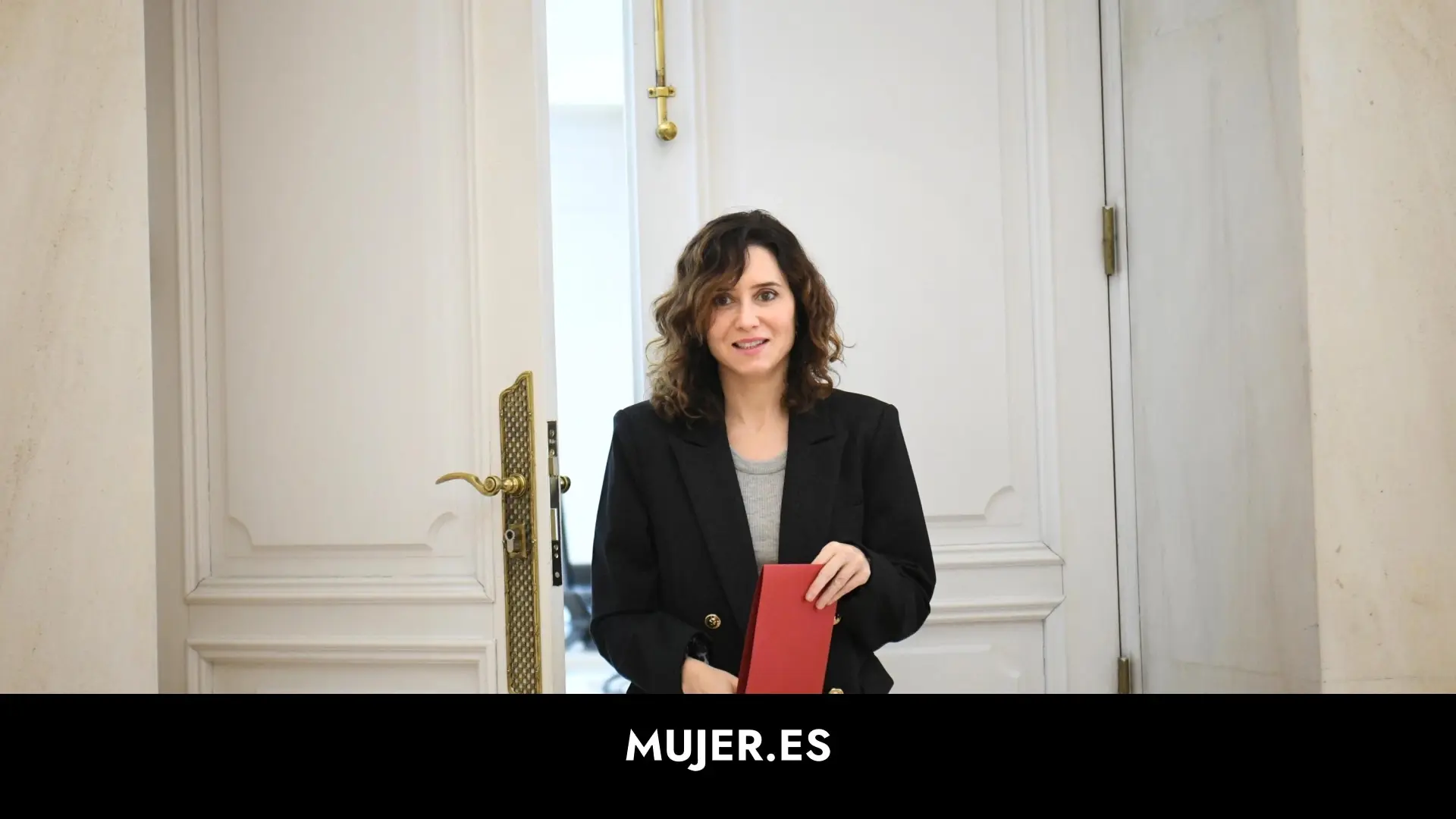Isabel Díaz Ayuso aparece con una nueva versión de jersey navideño, apto para un look casual y de fiesta