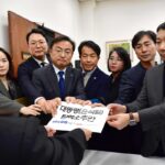 La oposición registra una moción de censura contra el presidente de Corea del Sur tras la polémica con la ley marcial