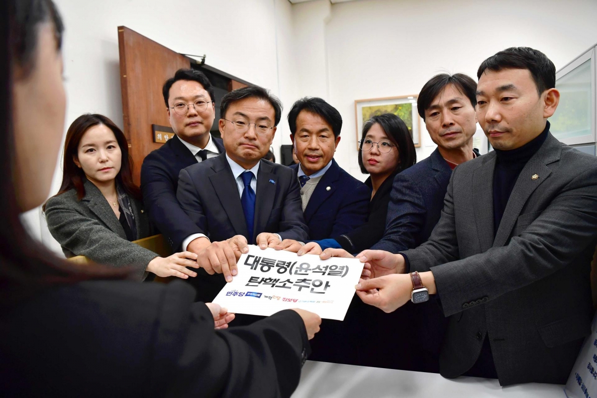 La oposición registra una moción de censura contra el presidente de Corea del Sur tras la polémica con la ley marcial La oposición registra una moción de censura contra el presidente de Corea del Sur tras la polémica con la ley marcial