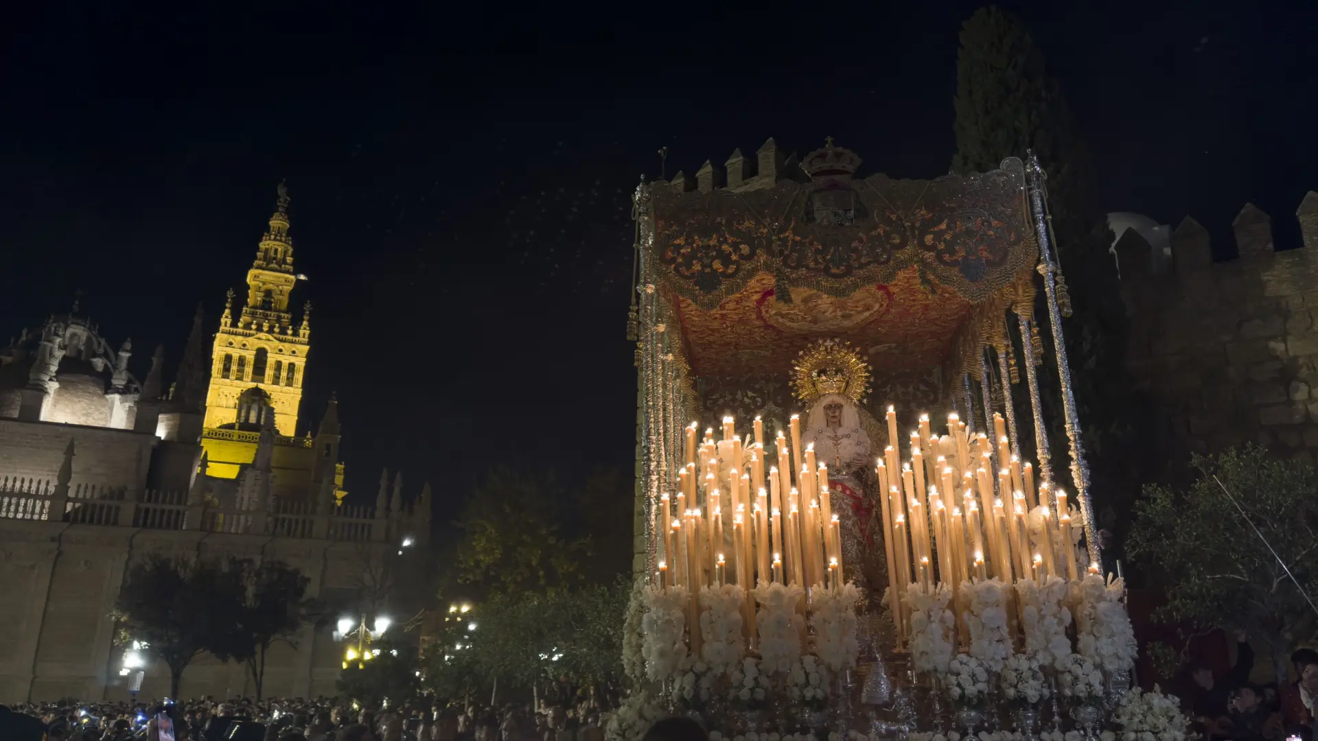 La procesión ‘magna’ congrega a un millón de personas en las calles de Sevilla La procesión ‘magna’ congrega a un millón de personas en las calles de Sevilla