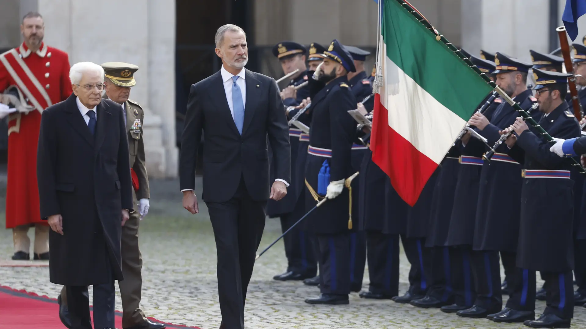 Los reyes Felipe y Letizia son recibidos con honores por Mattarella en el Palacio del Quirinal de Roma