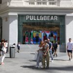 Pull&Bear ‘esquiva’ el plan de cierre de tiendas de Inditex y suma 23 nuevos locales en un año Pull&Bear ‘esquiva’ el plan de cierre de tiendas de Inditex y suma 23 nuevos locales en un año