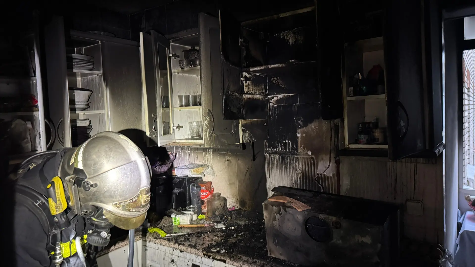 Tres personas hospitalizadas por inhalación de humo en un incendio en una casa de Parla Tres personas hospitalizadas por inhalación de humo en un incendio en una casa de Parla