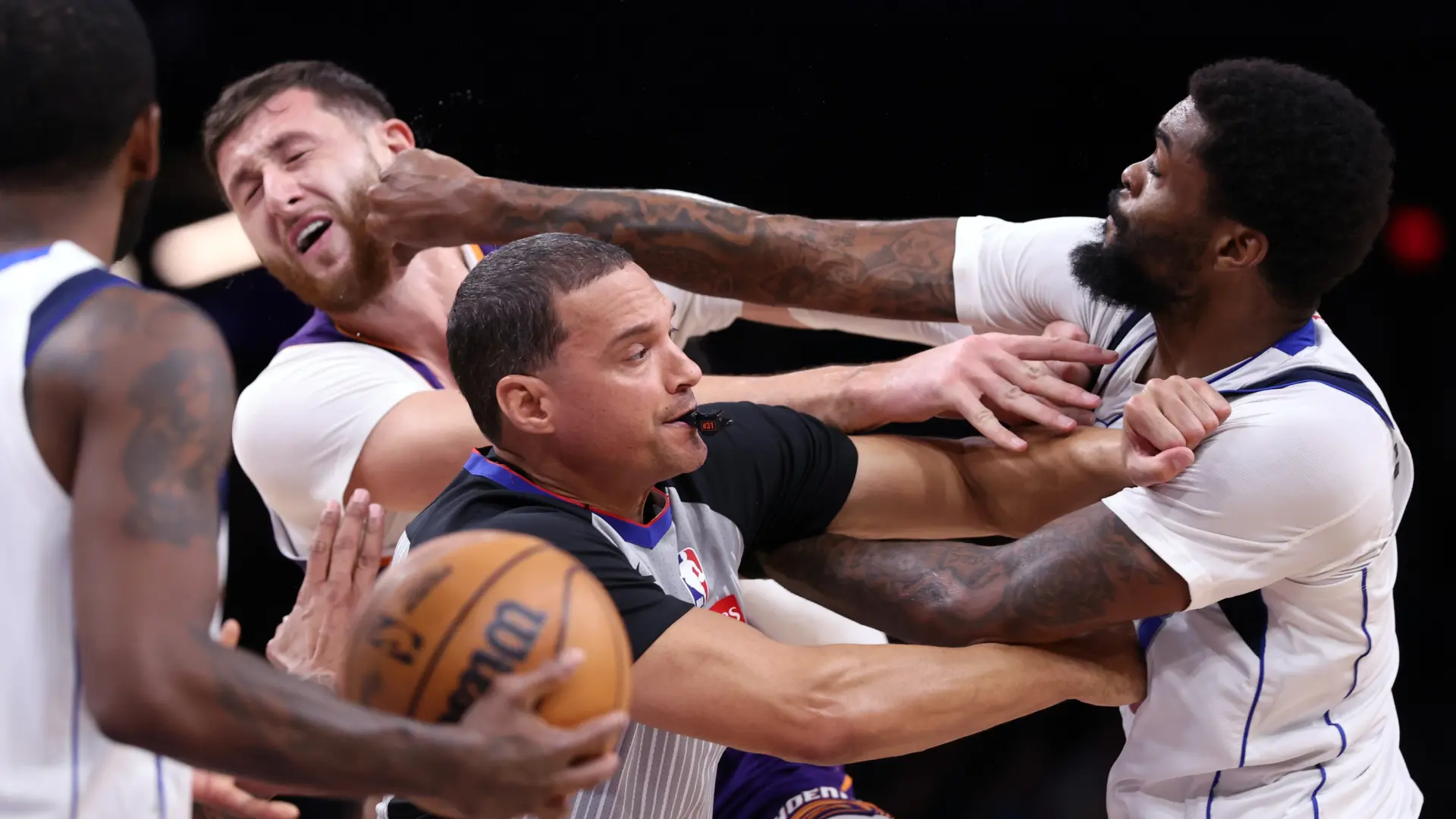 a la lesión de Doncic se le une la sanción de dos jugadores por su pelea con Nurkic a la lesión de Doncic se le une la sanción de dos jugadores por su pelea con Nurkic